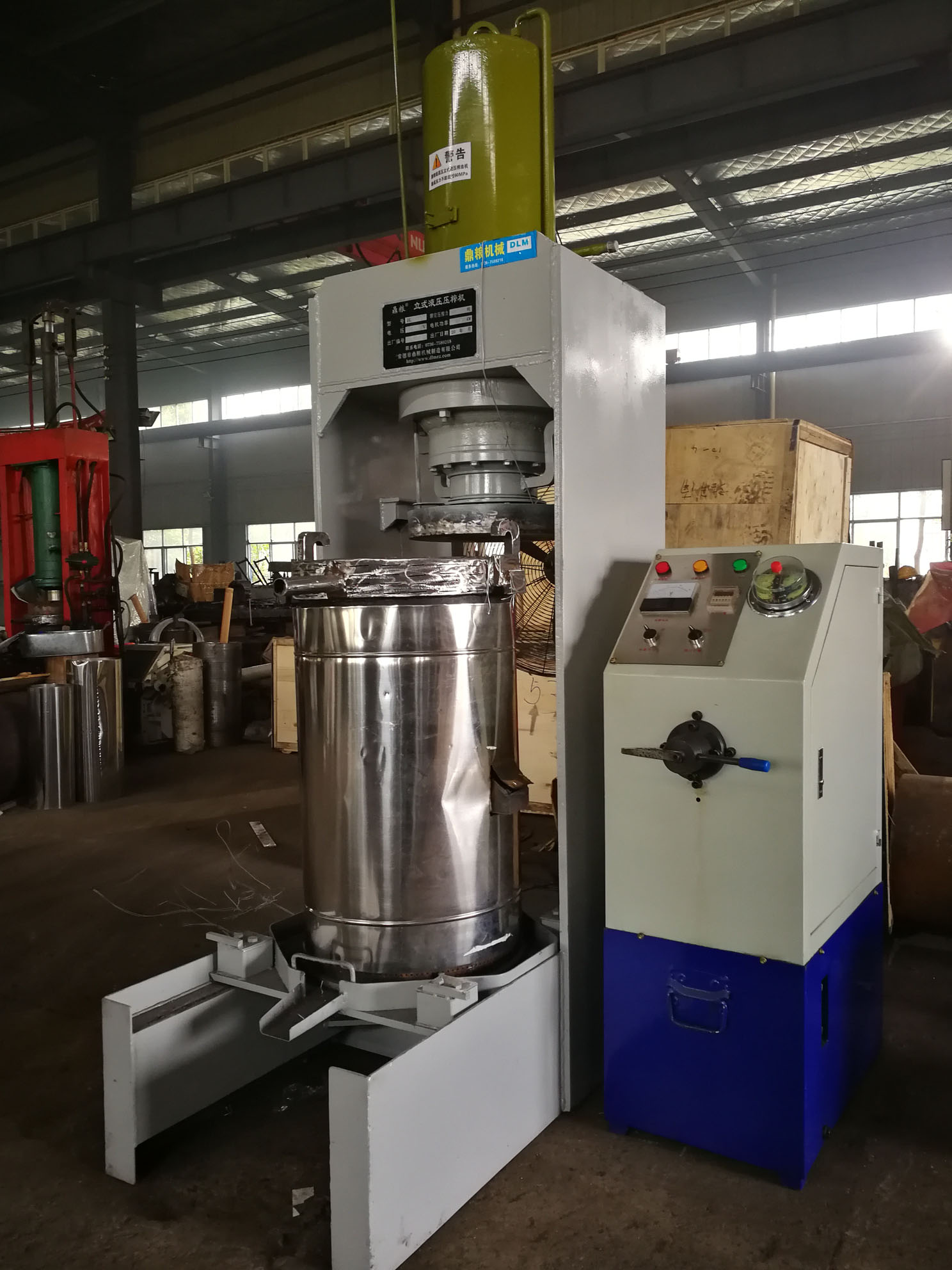不銹鋼超高壓立式液壓壓榨機(jī)，果汁壓榨機(jī)，果渣壓榨機(jī)，藥材壓榨，油渣處理，白土壓榨